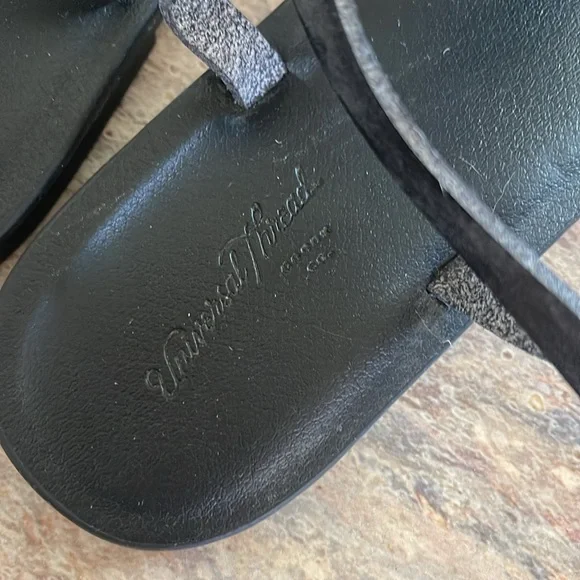 Universal Threads Kylianne Thong T Strap Black Studded Rivet Sandals ~ 7 - Picture 4 of 6